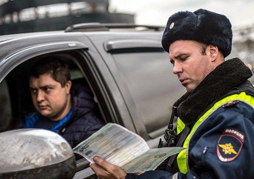 Милиционер водитель. Сотрудник ГИБДД проверяет документы. ДПС проверка документов. Гаишник и водитель. Полицейский водитель.