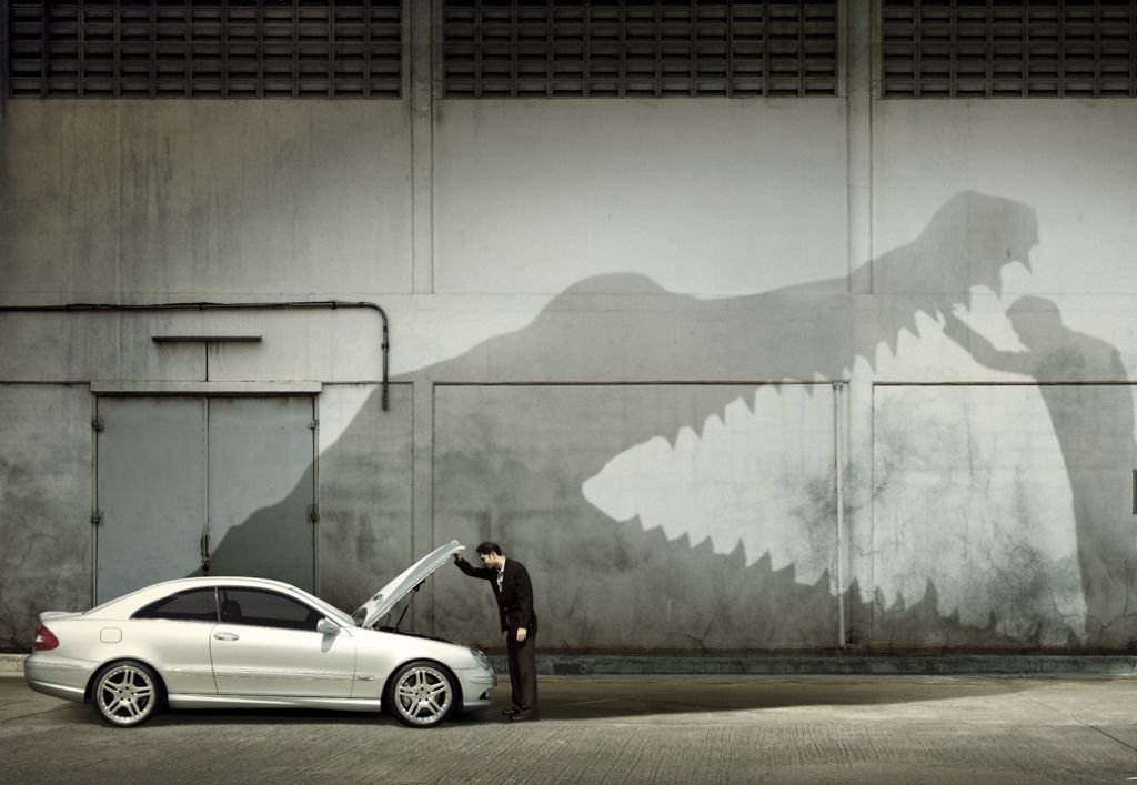 креативная реклама mercedes. креативная реклама автомобилей. необычная реклама на машине. крутая реклама машины. креативная реклама на авто.