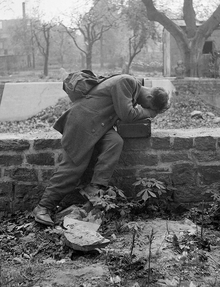 Солдаты домой. Плачет солдат Великой Отечественной войны. Плачущий немецкий солдат. Солдат вернулся домой.