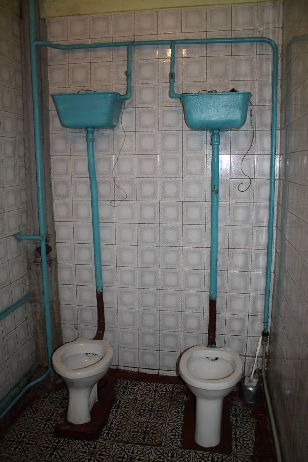 Куплю туалет б у. Советский унитаз. Унитазы в старых квартирах. Старый унитаз с верхним бачком.