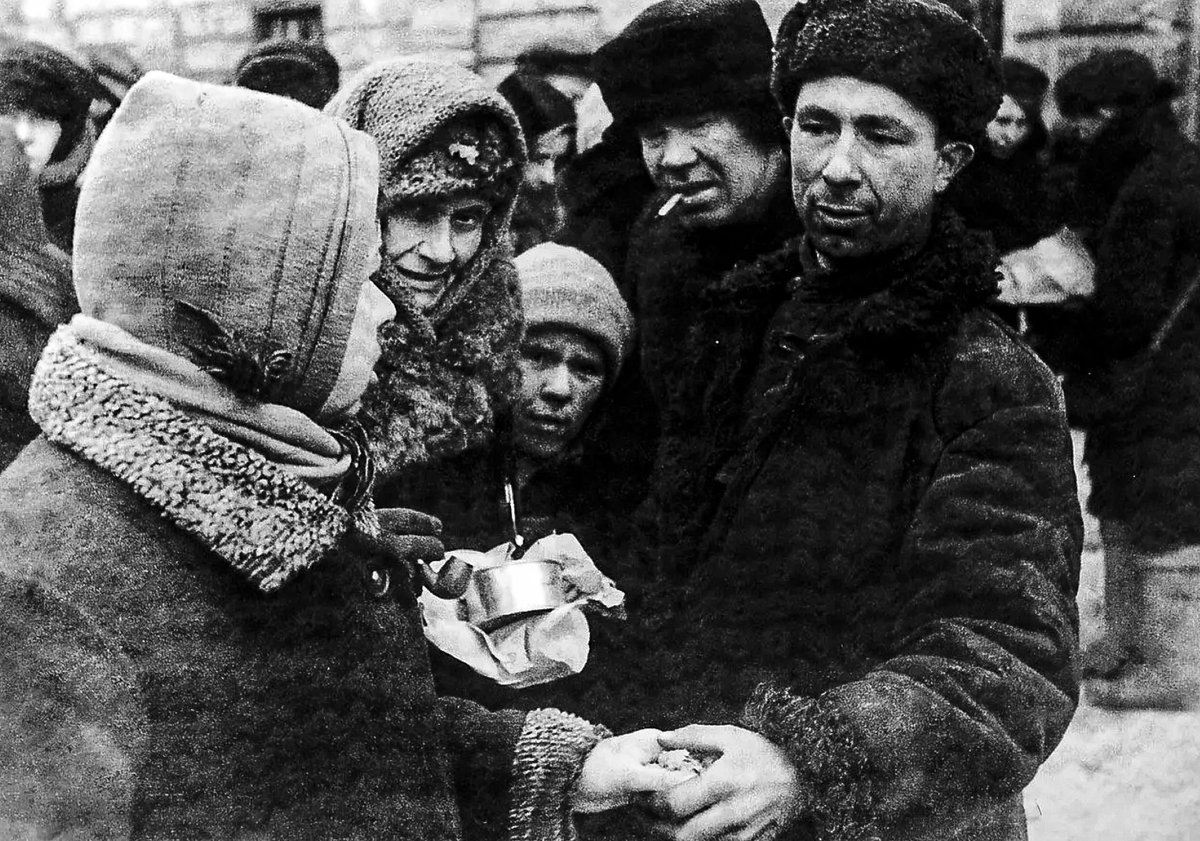 Бывший блокадный ленинград. Блокадный Ленинград. Блокадный Ленинград фотохроника. Блокада Ленинграда в 1942 г.