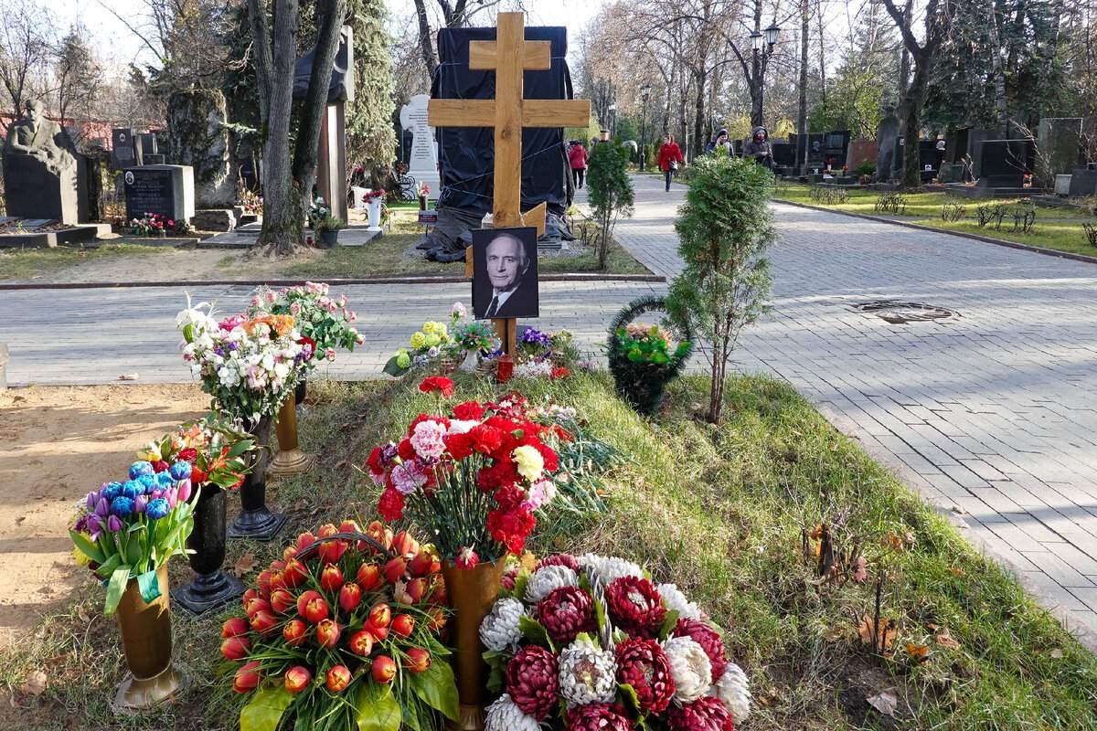 Памятник лановому на новодевичьем кладбище фото сейчас. Могила Владимира Меньшова на Новодевичьем кладбище. Могила Василия Ланового на Новодевичьем кладбище. Владимир Меньшов Новодевичье кладбище. Памятник Василию Лановому на Новодевичьем.