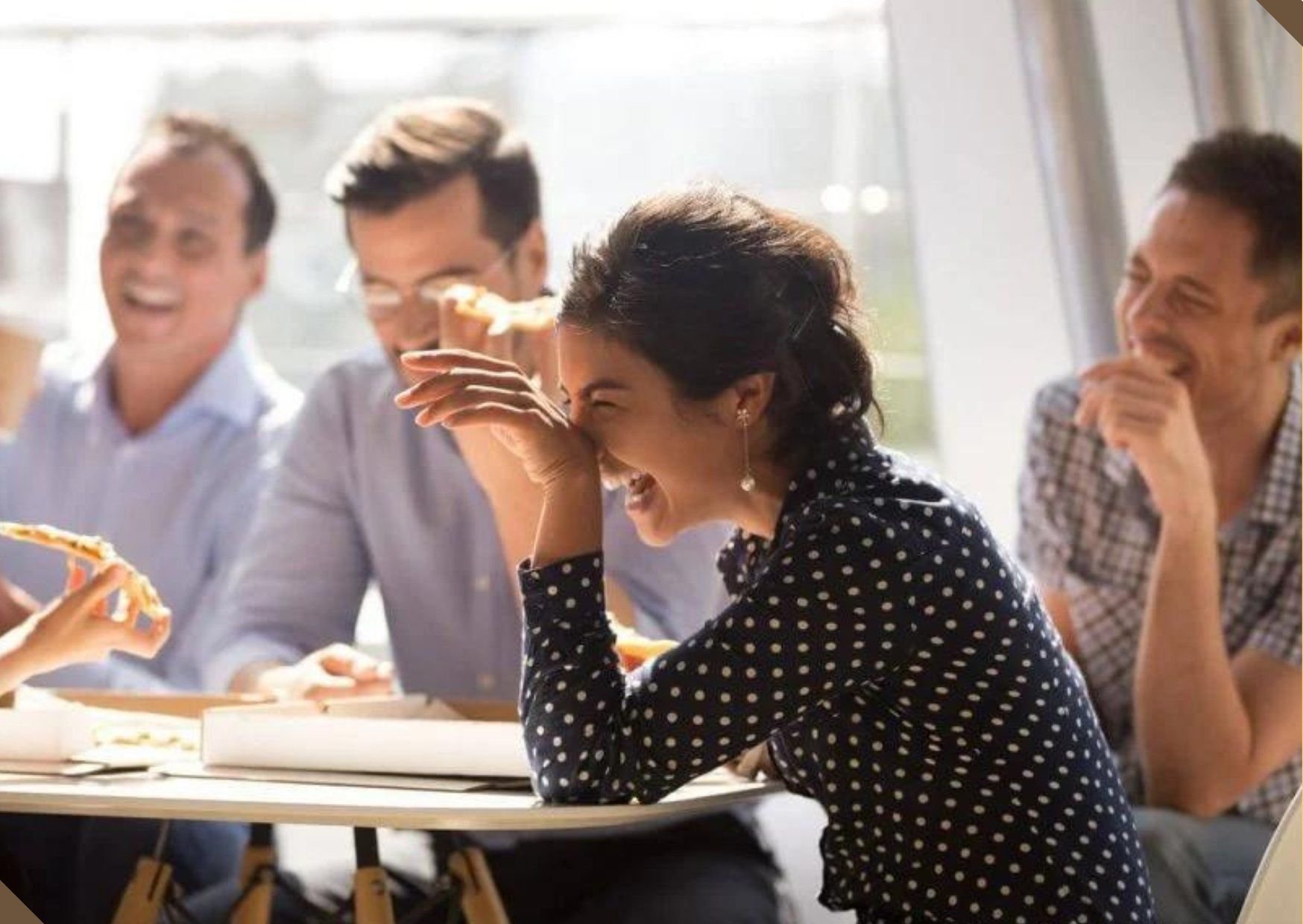 Фотосессия коллег. Человек сидит в телефоне. Коммуникация люди. Общение людей. Приятное общение.