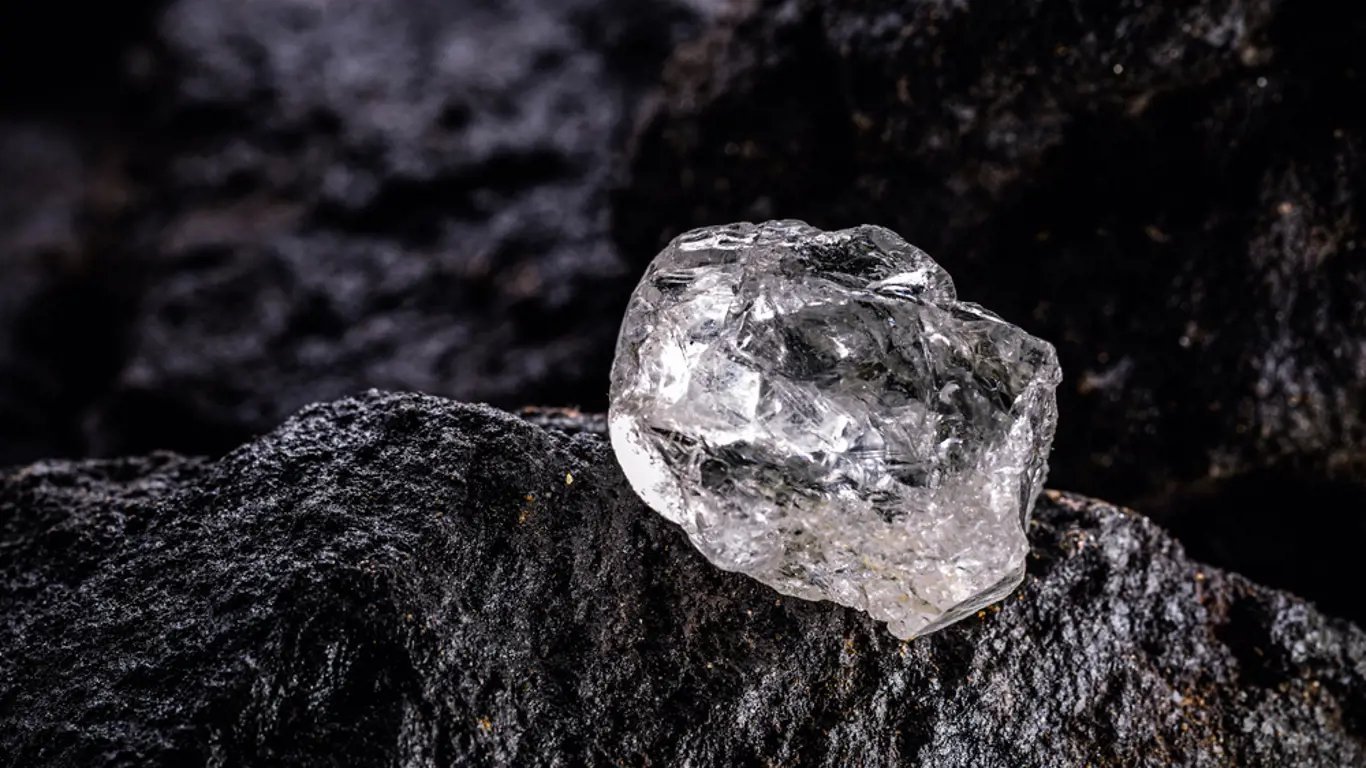 3 6 миллиарда лет. Древний Алмаз. Алмазы Якутии. Неограненный Алмаз. Алмаз неограненный камень.