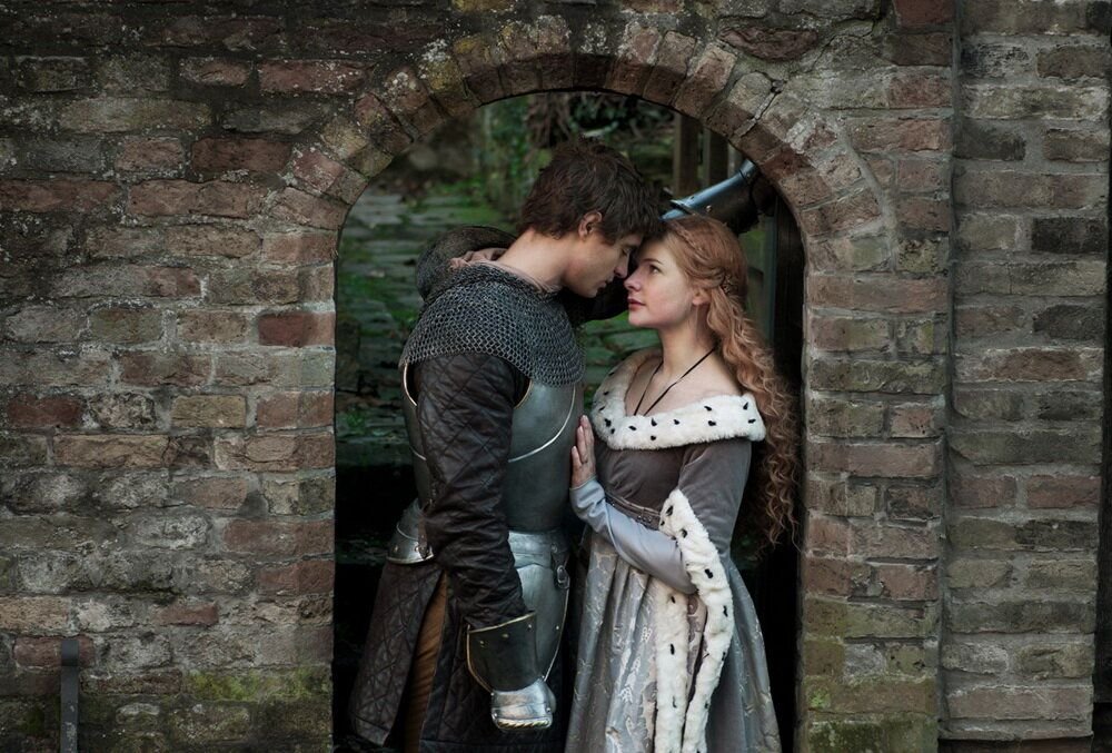 Средневековые роли. Max Irons the White Queen. Белая Королева фильм 1991. Белая Королева сериал поцелуй. Влюбленные средневековье.