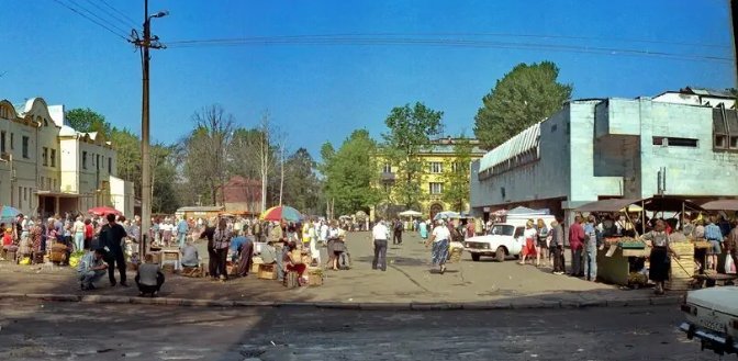 Удельная, уличная торговля, 1990-е годы. Источник фото: pastvu