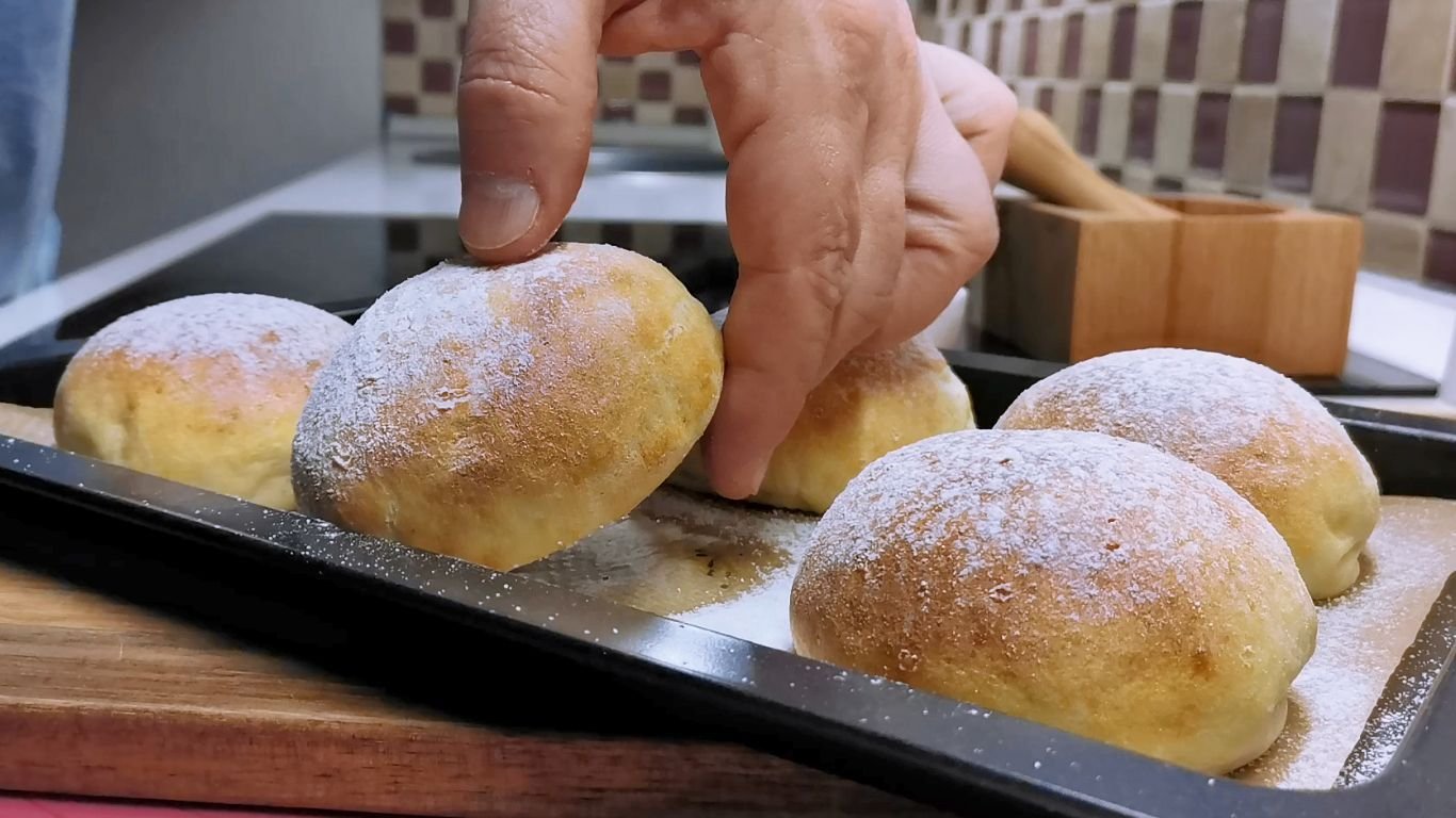 Булочки без дрожжей. Булочки с творогом без дрожжей. Творожные булочки с яблоками в духовке без дрожжей. Мочи булочка. Булочки на завтрак без яиц.