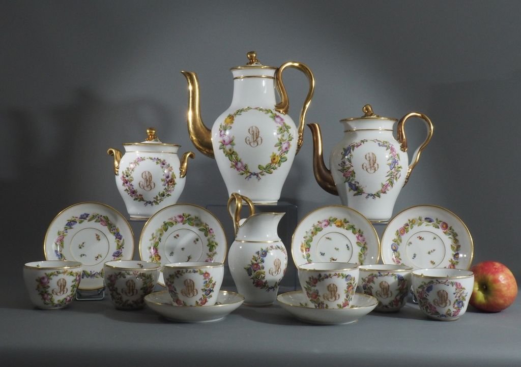 Продать фарфоровую посуду. Фарфоровый кофейный сервиз Германия porcelaine. Limoges France Limoges сервиз. Чайные сервизы 19 века завод Дунашовых. Сервиз чайный Франция 19 век.