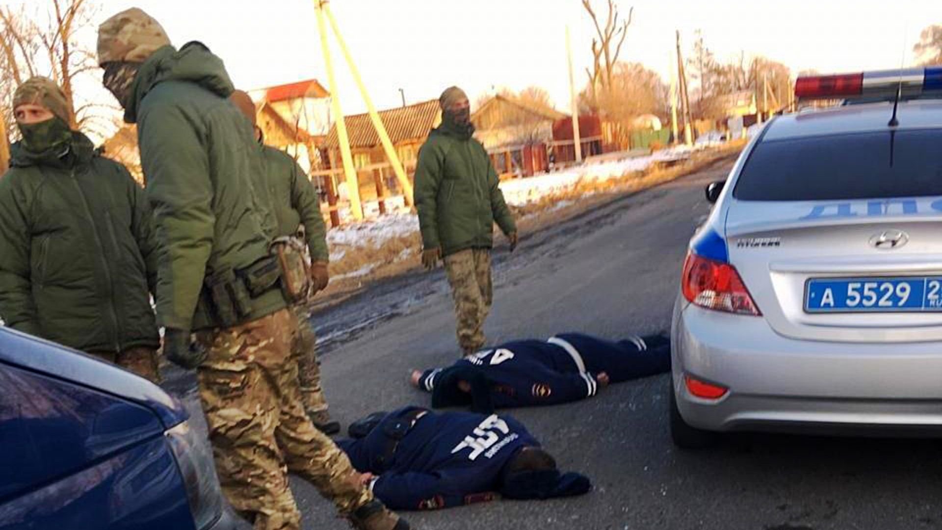 Гаишник на задержании машины