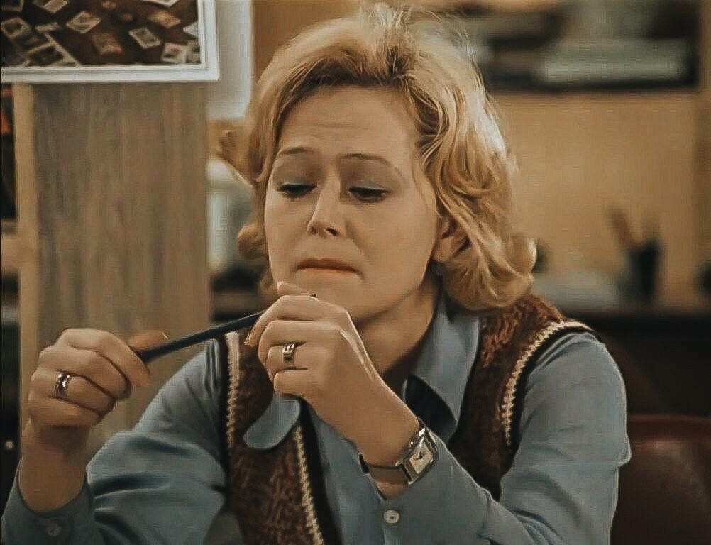 В том же интервью Светлана Немоляева рассказывала, что в то время выглядела точно также, как и ее героиня: отвратительно вязала, но с удовольствием носила все эти нелепые кофточки и жилетки. Кадр из фильма «Служебный роман», 1977