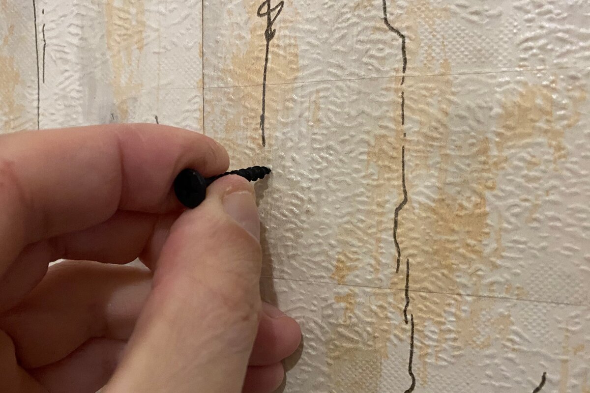 На стене испортили обои