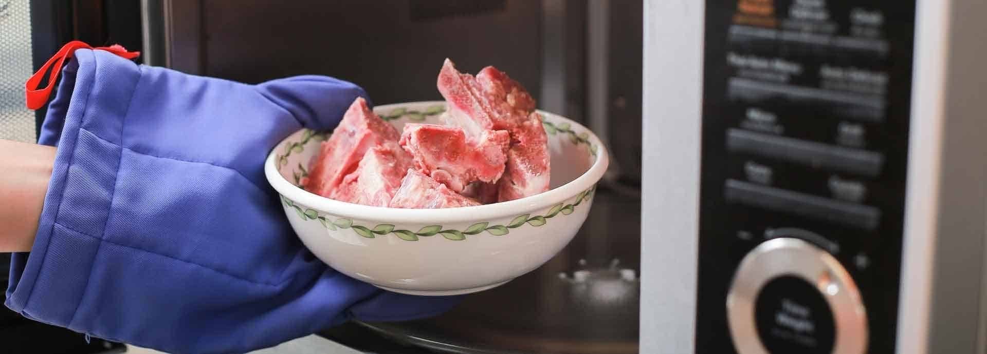 Как быстро разморозить мясо в микроволновке