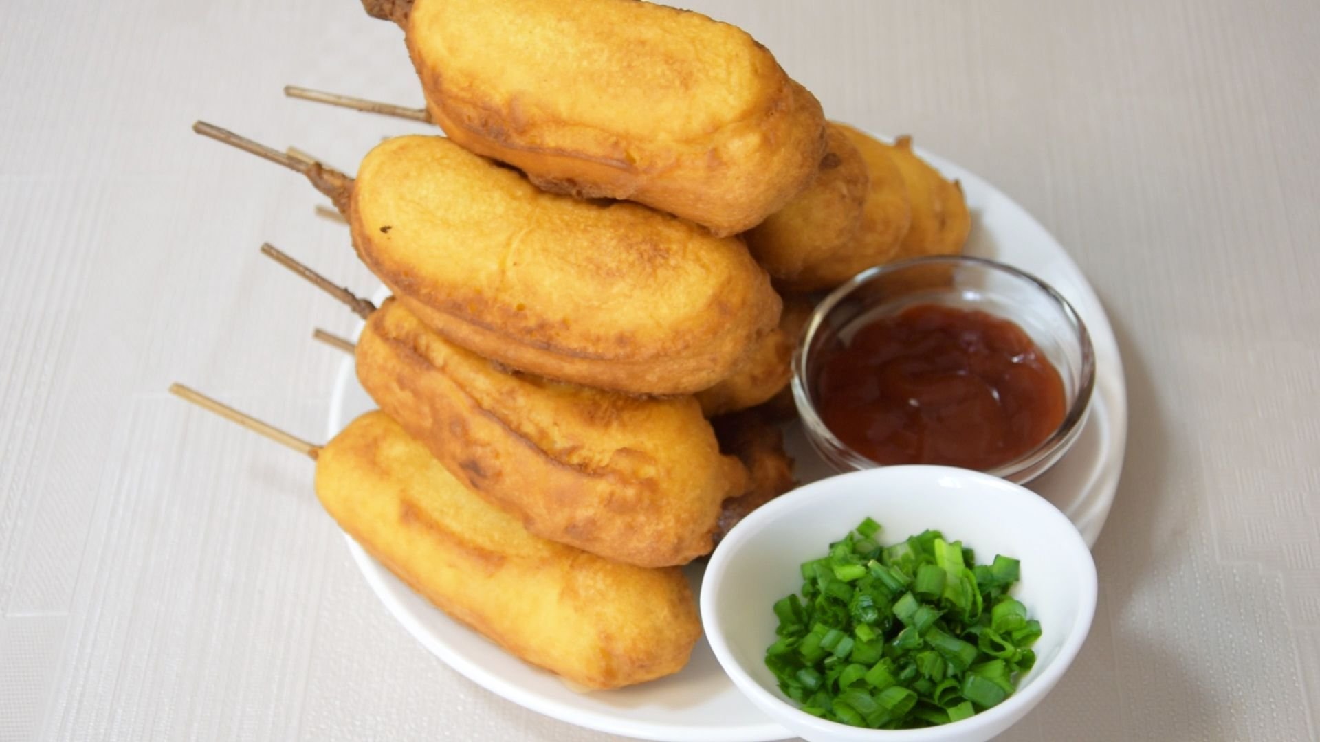 Сосиски на шпажках. Сосиски в кляре на шпажках. Сосиски на шпажках в кляре на сковороде. Сосиски на шпажках в кляре на сковороде. Сосиски на шпажках в кляре на сковороде.