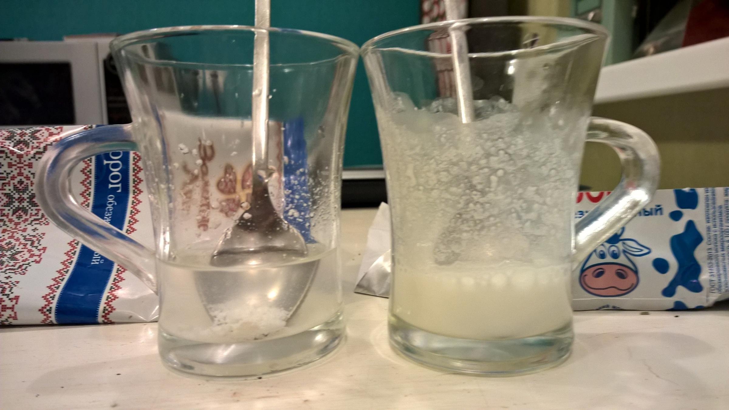 Поддельное молоко. Химический стакан с водой. Дрожжи в теплом молоке. Молоко растворяется. Молоко растворяется.