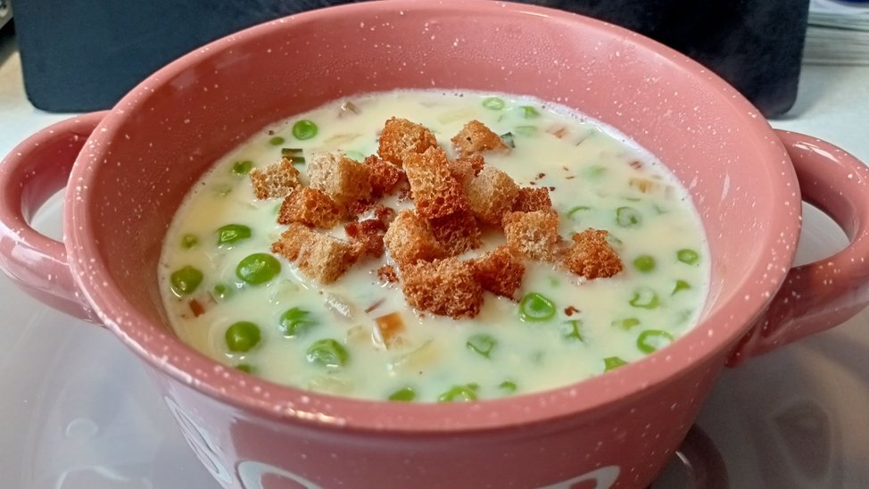 суп с сыром и горошком. диетический сырный суп. суп с шампиньонами и зеленым горошком. чаудер суп с курицей. суп с сыром и горошком.