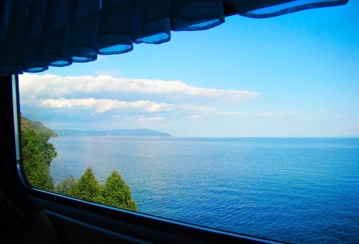 Красивый вид из окна поезда