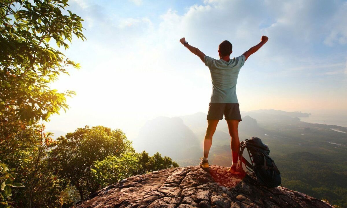 стремление к мечте. слэклайн над рио-де-жанейро. человек на дороге. сильный путь. человек бежит по дороге.