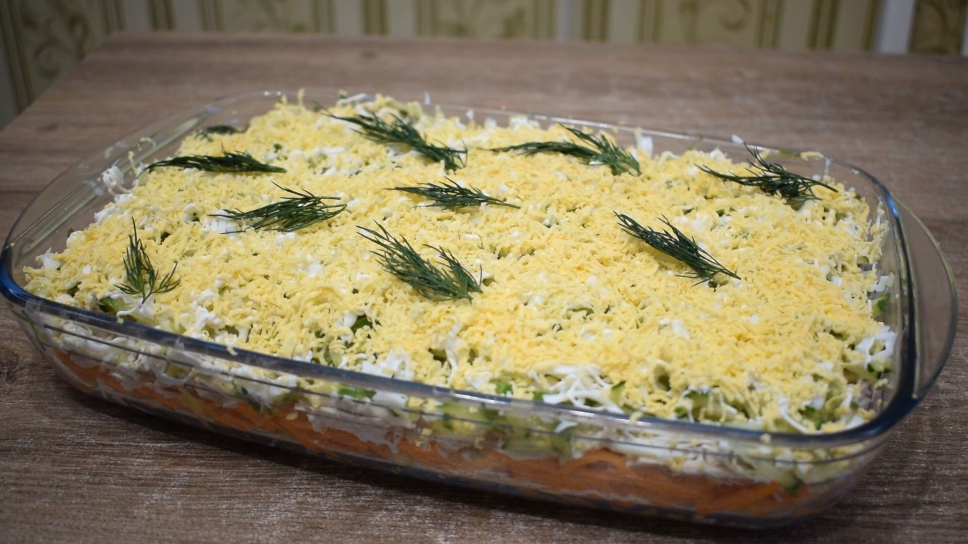 Салат курица под кайфом с листьями салата