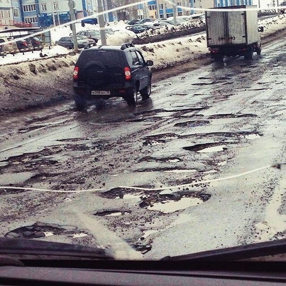 Дороги тают. Разбитые дороги. Асфальт растаял.