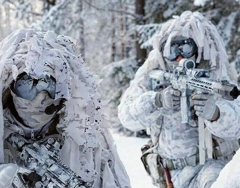 Фото снайпера в камуфляже в маске