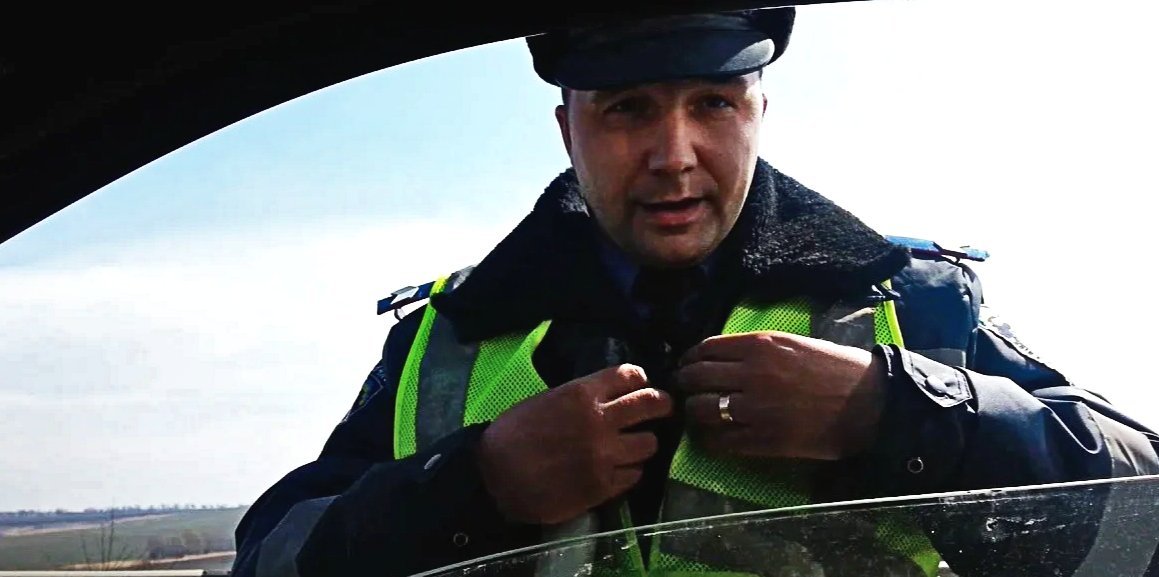 Гаишник проверяет документы. Инспектор гибдд. Пройти инспектор. Сотрудник дпс. Злой гаишник.