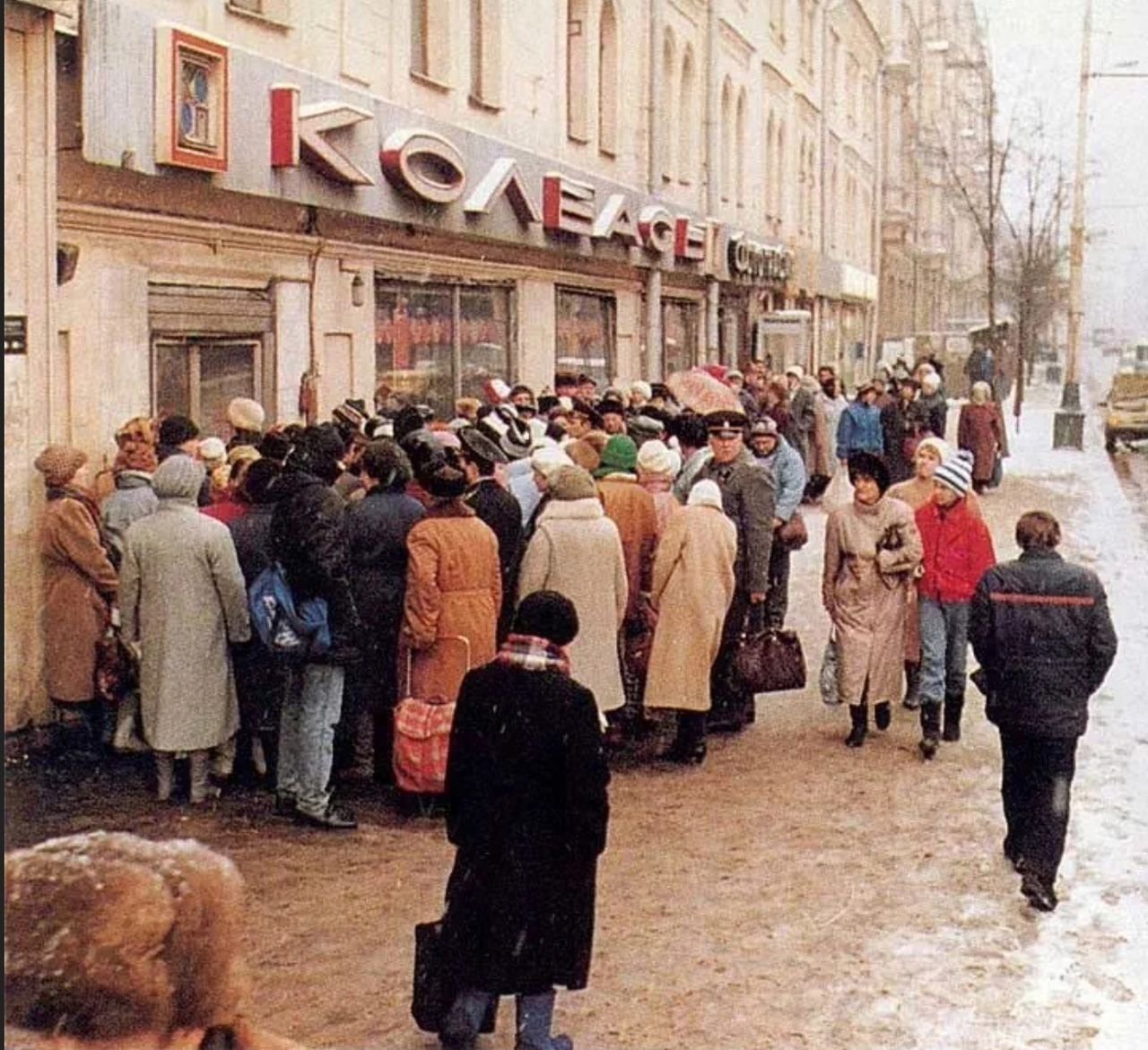 СССР В 90 Е годы очередь в магазин