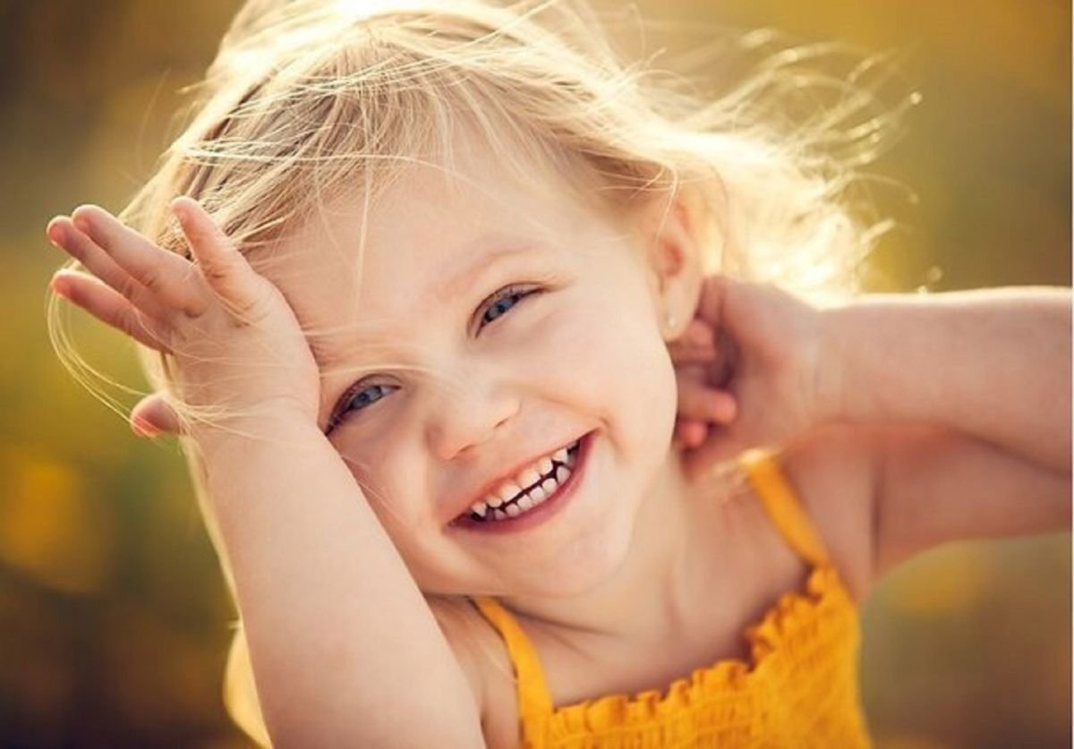 Дети оптимисты. Улыбка ребенка. Счастливый ребенок. Счастливые улыбки детей. Девочка смеется.