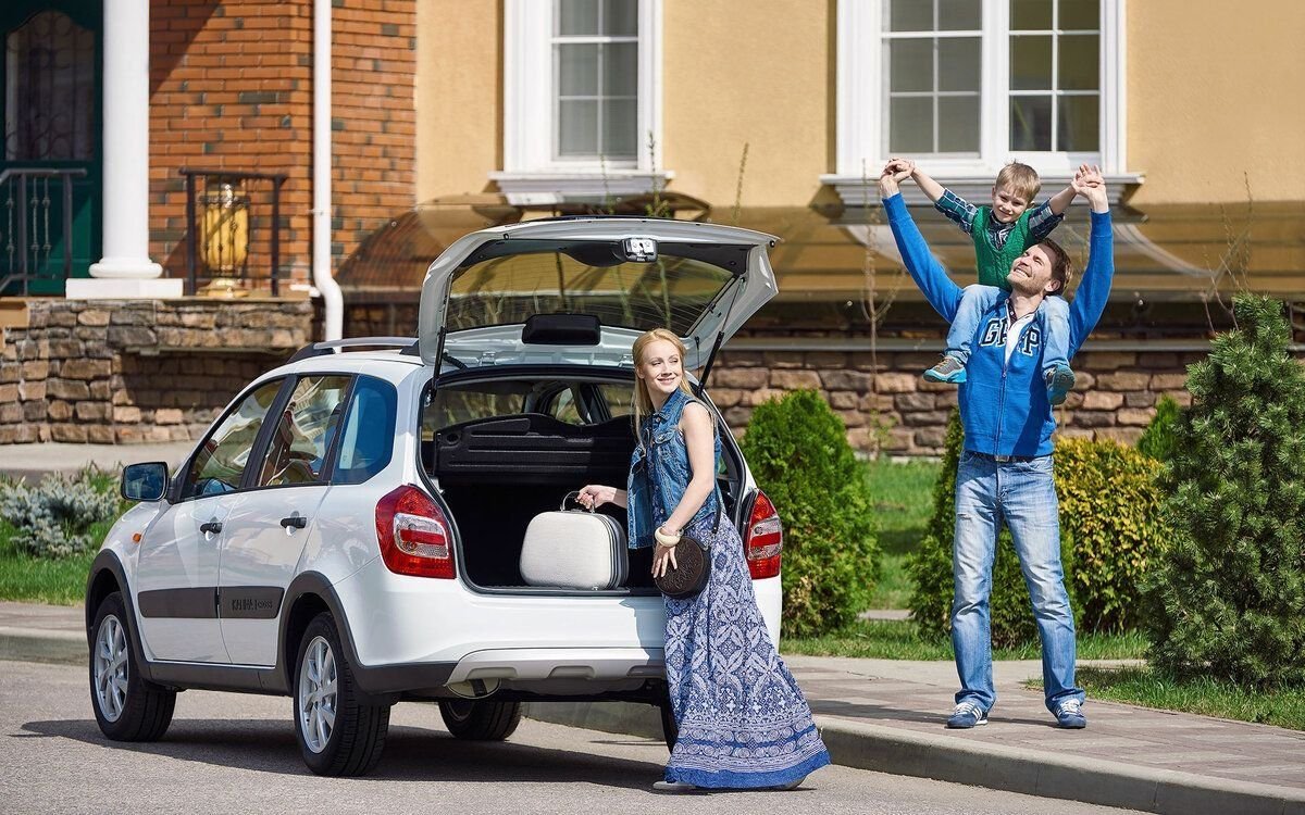 Family car. Лада Калина кросс семейный авто. Семья в машине. Семья на фоне автомобиля. Семья возле машины.