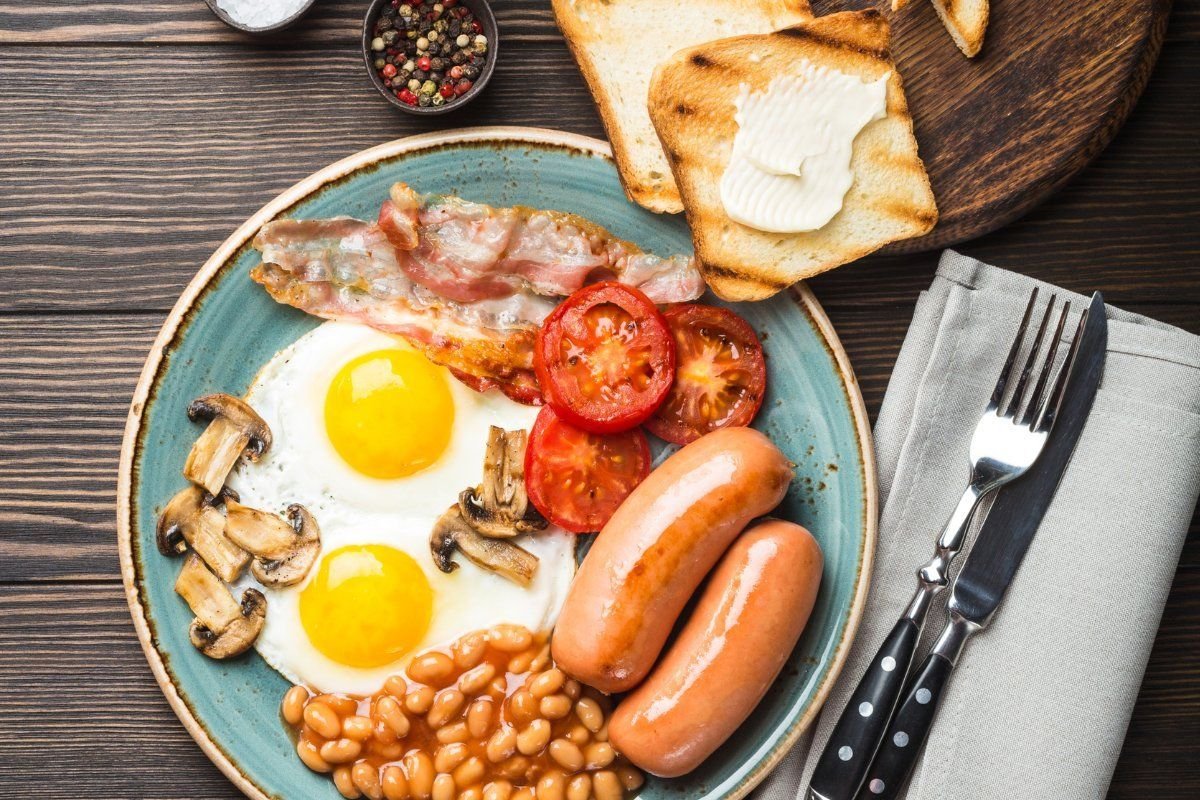 Breakfast types. Завтрак вид сверху. Английский завтрак вид сверху. Колбасный завтрак. Английский завтрак яйцо.