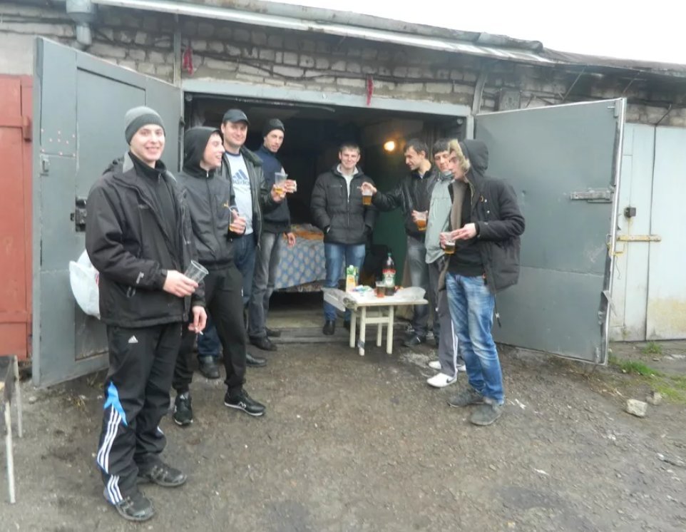 Бомж гараж. Мужики в гараже. Пьянка в гараже. Пьянство в гараже. Шашлык в гараже.