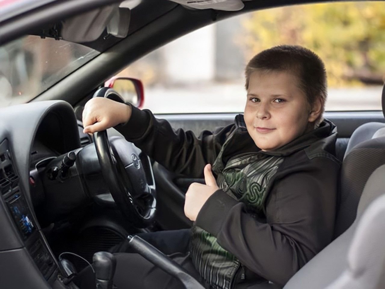 Можно ли ездить на автомобиле. Подросток за рулем. Ребёнок за рулём автомобиля. Школьник в машине. Школьник за рулем.