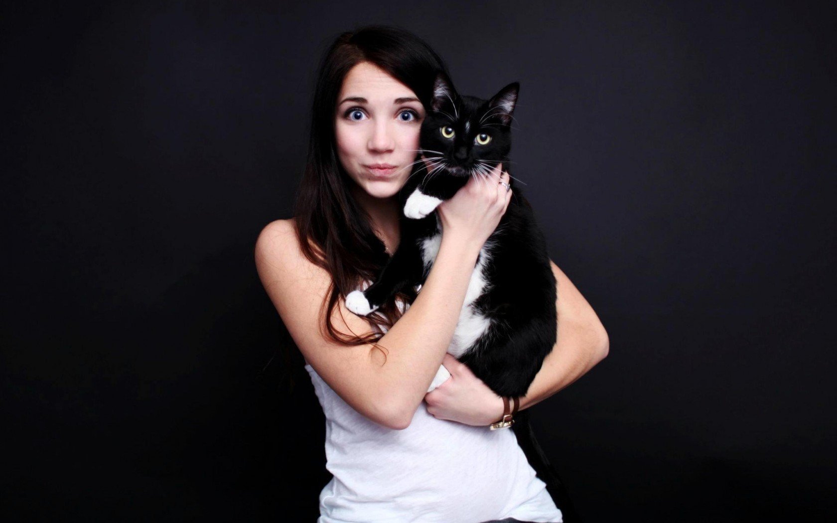 Картинка девушка с кошкой. Emily Rudd. Emily Rudd модель.