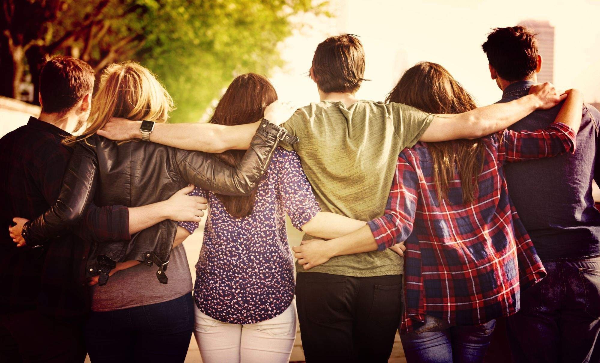 Обнять друга. Люди обнимаются. Дружеские обнимашки. Семья обнимается. Почему друзья обнимаются.