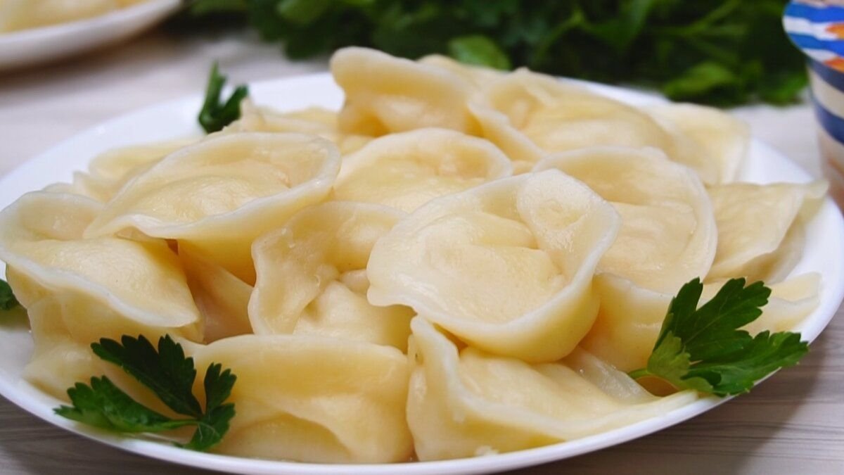 Вареники с картофельной начинкой, картофель для начинки сырой, поэтому такая начинка готовится очень быстро