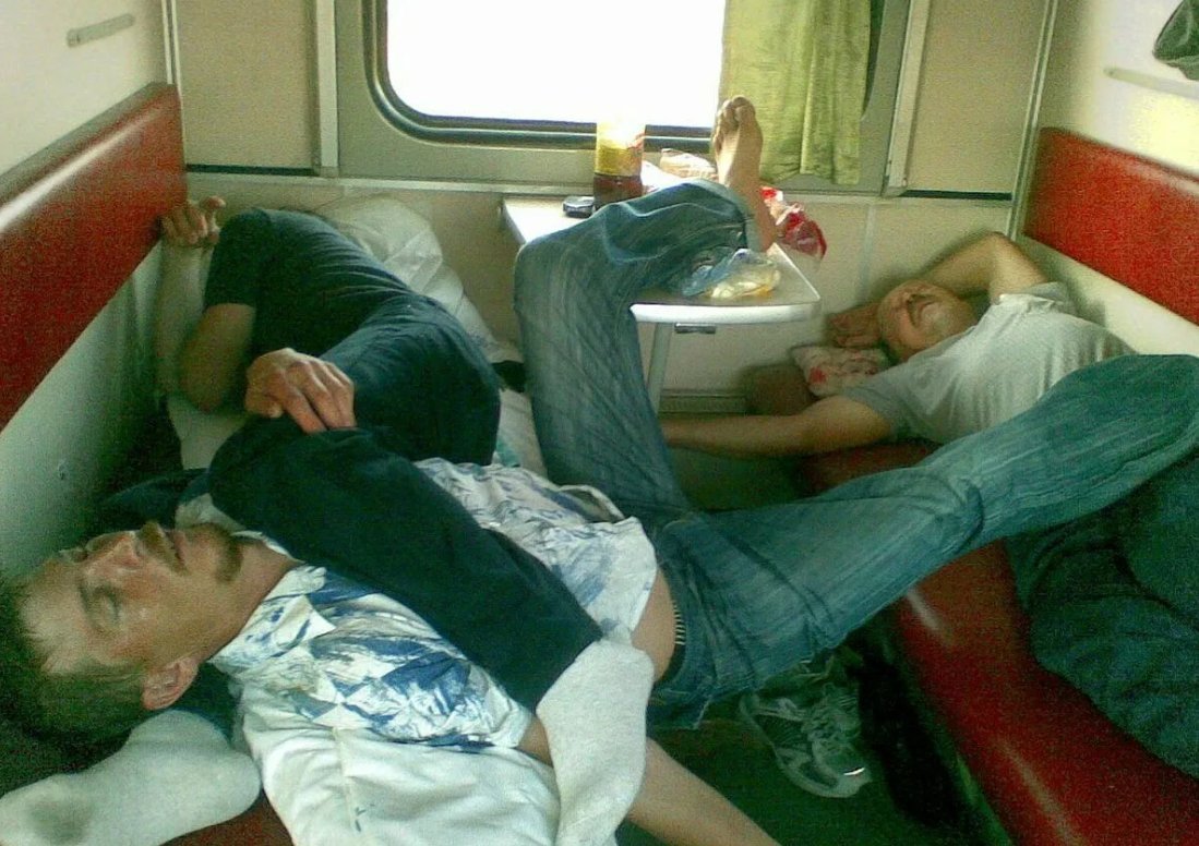 Парень спит в поезде