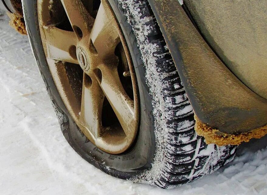 Колесо sorento спустило. Почему зимой спускают шины. Почему зимой спускают шины. Спущенное колесо автомобиля зима. Почему зимой спускают шины.