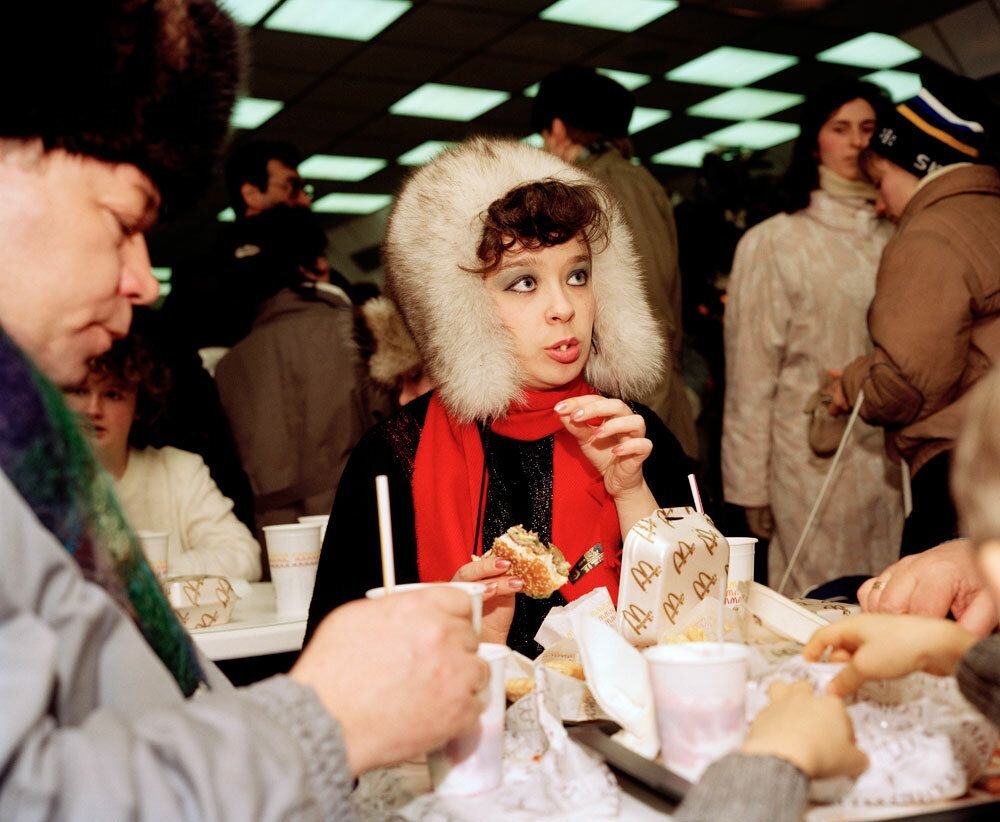 1990 гг. Очередь в первый макдональдс в Москве 1990. Макдональдс 1990 Москва. Открытие первого Макдональдса в Москве 1990. Первый макдональдс в СССР 1990.