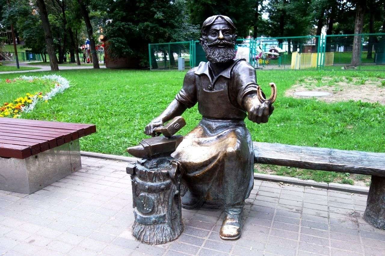 Скобари. Памятник скобарю Псков. Псковский Скобарь памятник. Памятник кузнецу Псков. Псков Скобарь в парке.