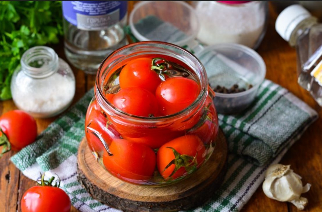 Классический рецепт сладких помидор. Маринование томатов черри. Помидоры соленые. Консервированные томаты. Засолка помидор.