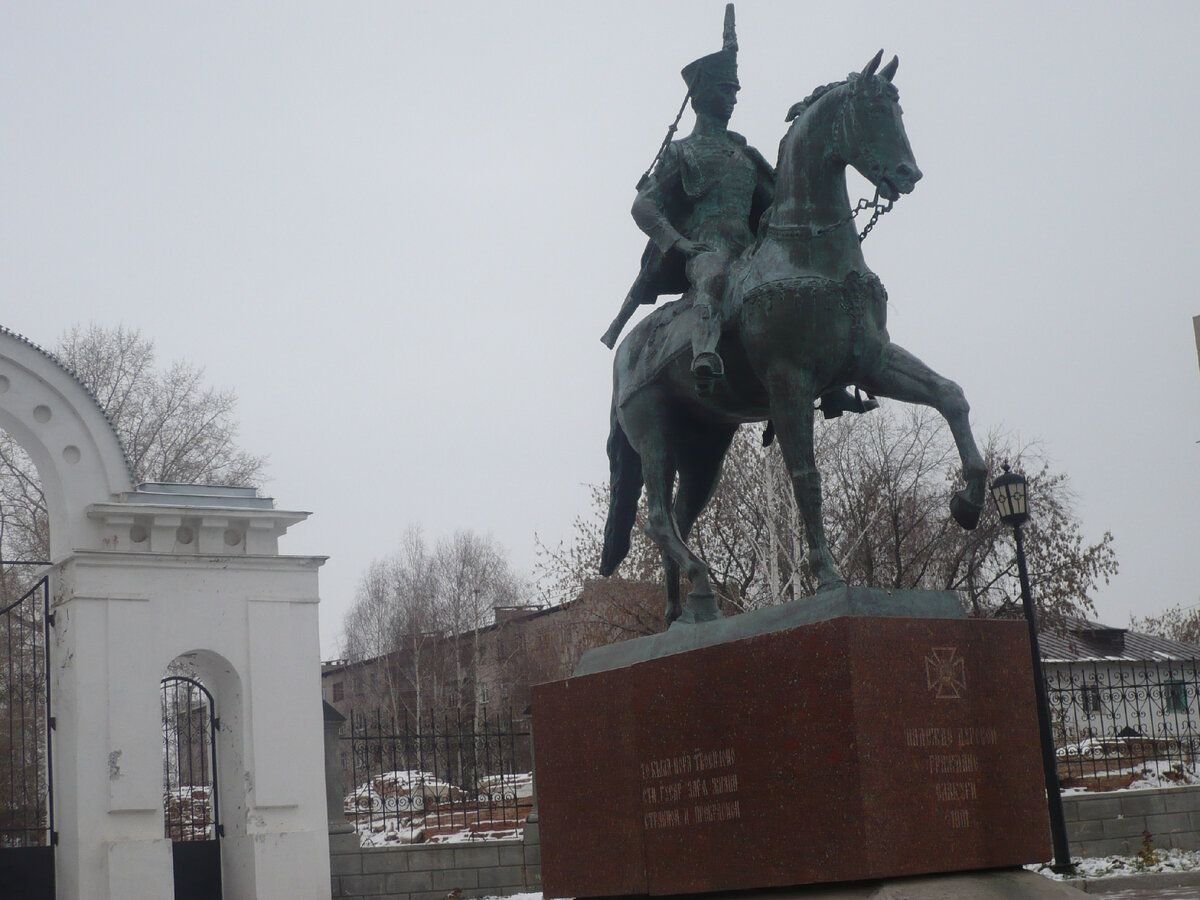 Памятник Дуровой
