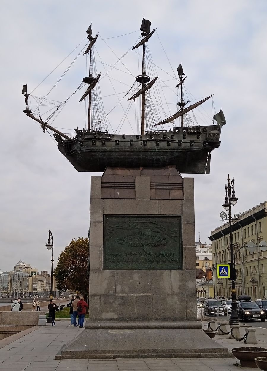 Памятник корабль. Полтава корабль. Парусный корабль на реке памятник. Модель 13.1 памятник. Лахта центр Полтава.