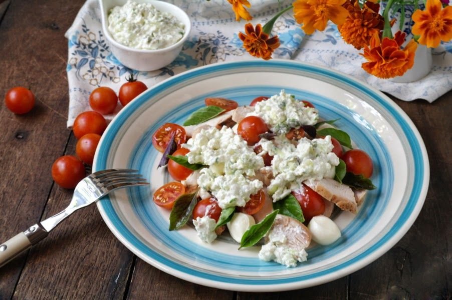 Салат с творожным сыром. Салат черри моцарелла курица. Творог с овощами. Творог с помидорами и зеленью. Овощной салат с творожным сыром.