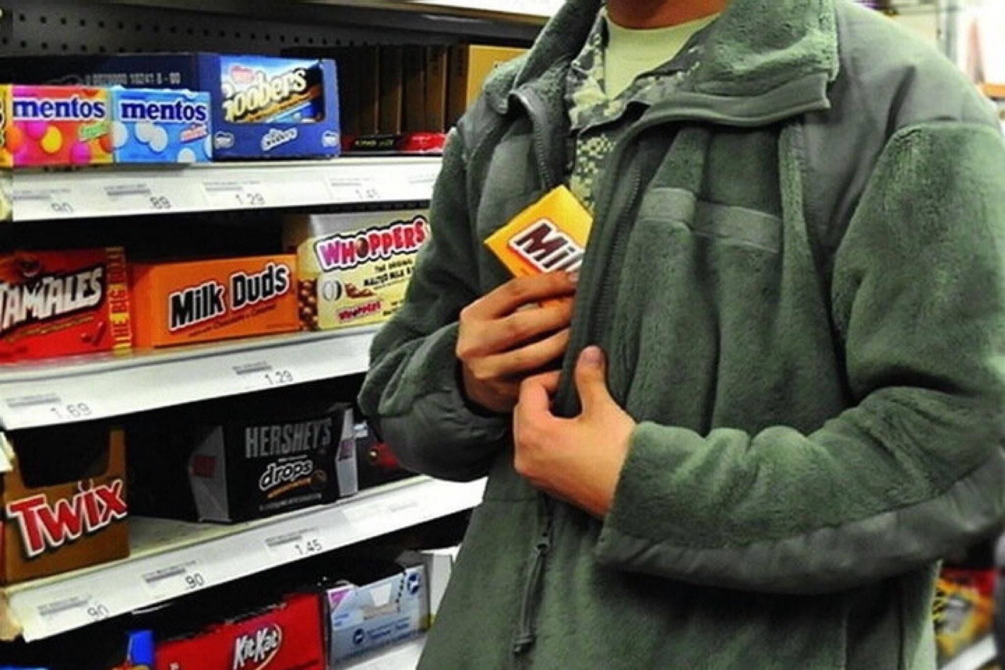 мелкое хищение в магазине. кража из магазина. кража в магазине. украл шоколад в магазине.