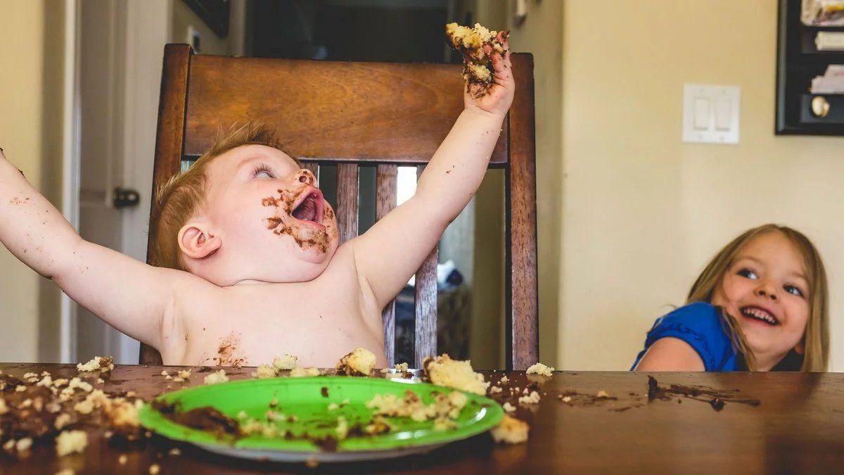 Мужик ест ребенка. Смешная еда для детей. Смешные дети. Ребенок и много еды. Ребенок весь в еде.