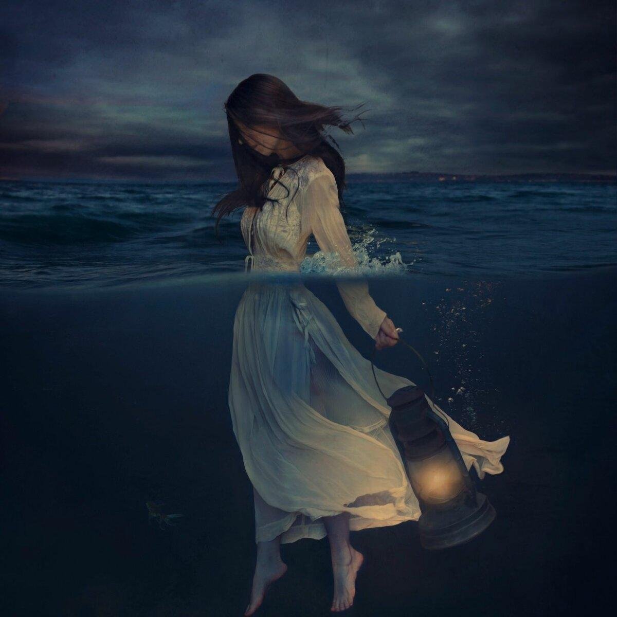 Слезы на ветер. Брук Шейден. Brooke Shaden фотограф. Девушка на море Эстетика. Ревушка в море Эстетика.