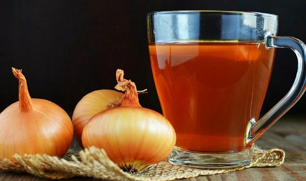 От чего помогает луковый отвар. Отвар из луковой шелухи. Лук и луковая шелуха. Шелуха лука в народной медицине. Отвар луковой шелухи.