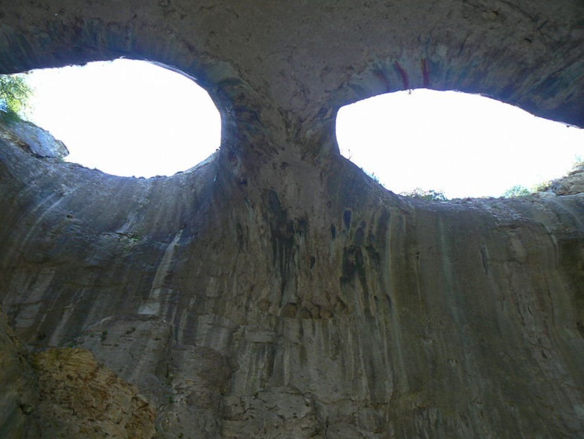 Глаз бога бесплатный поиск. Глаза Бога пещера Проходна Болгария. Пкщерапроходна Болгария глаза Бога. Глаз Бога. Глаз Бога фото.