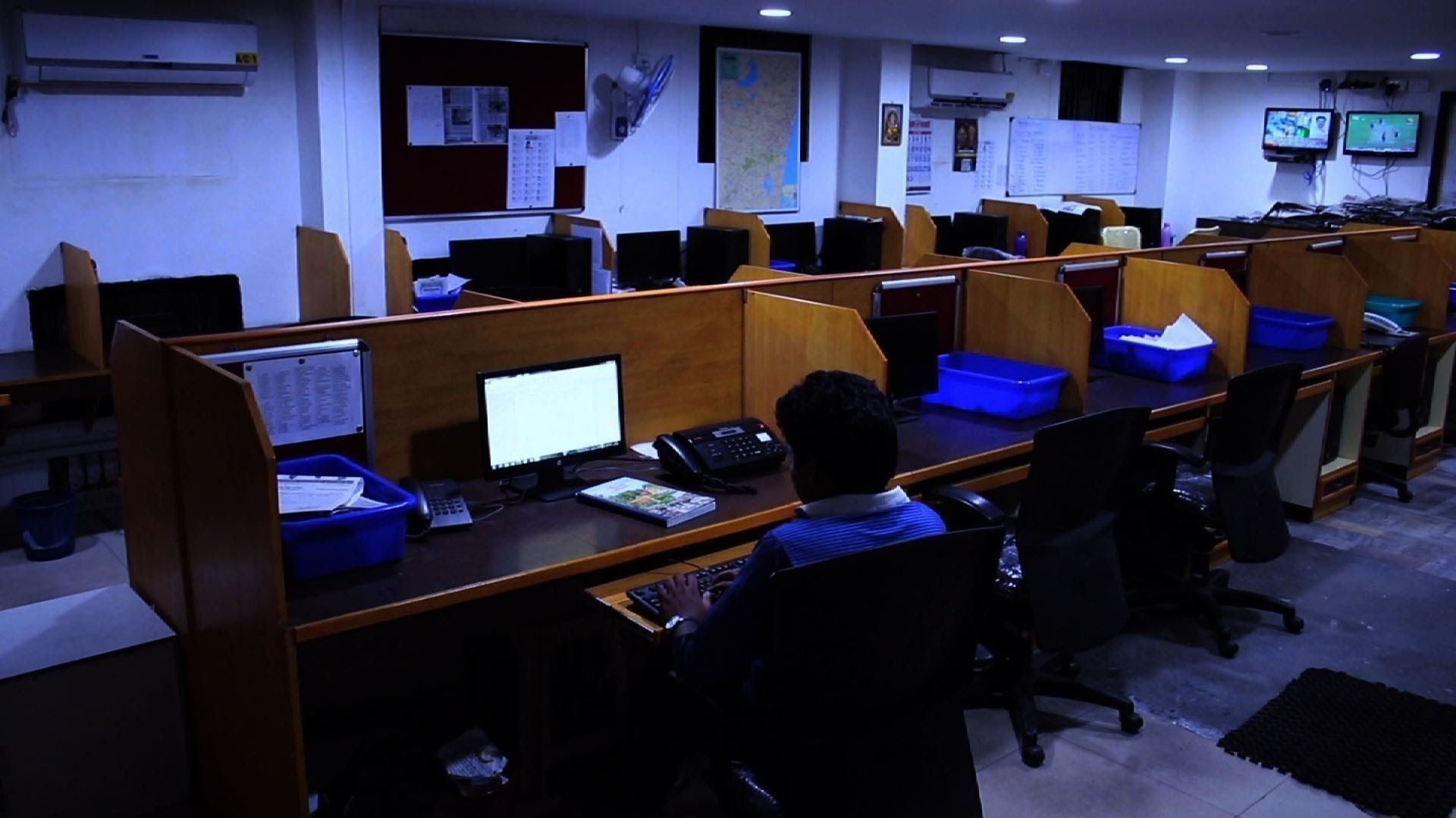 The офис. Офис внутри. Офис в темноте. Вечерний офис. Работа офисы ночь.