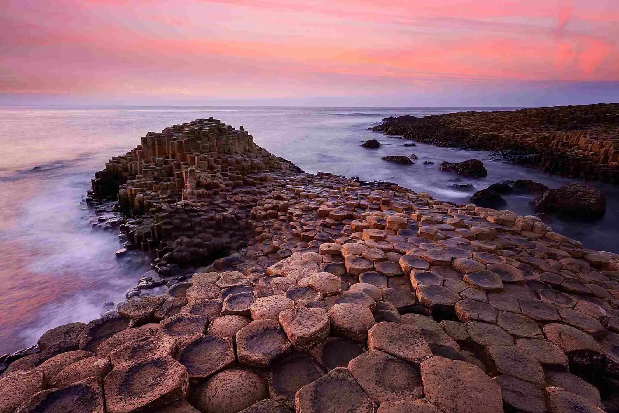 Гигантская дорога. Тропа гигантов (giants Causeway), Ирландия. Тропа великанов Северная Ирландия. Побережье Козвэй-Кост, Северная Ирландия. Побережье Козвэй-Кост («Мостовая гиганта»), Северная Ирландия.