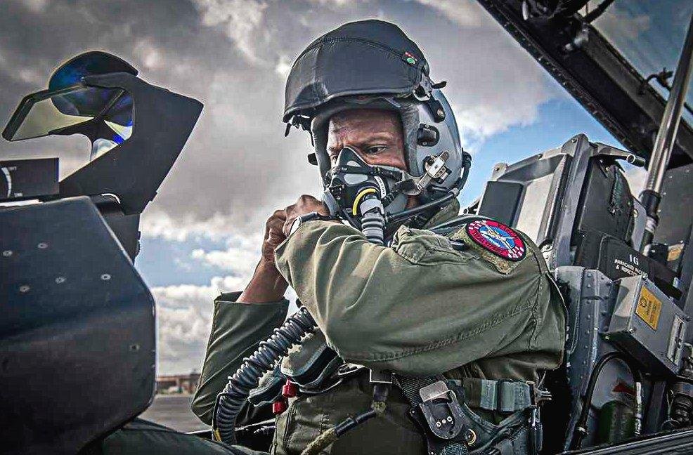 Американский пилот. Летчики ВВС США. Pilot f-16. F-16 Pilot Helmet. Пилот ВВС США.